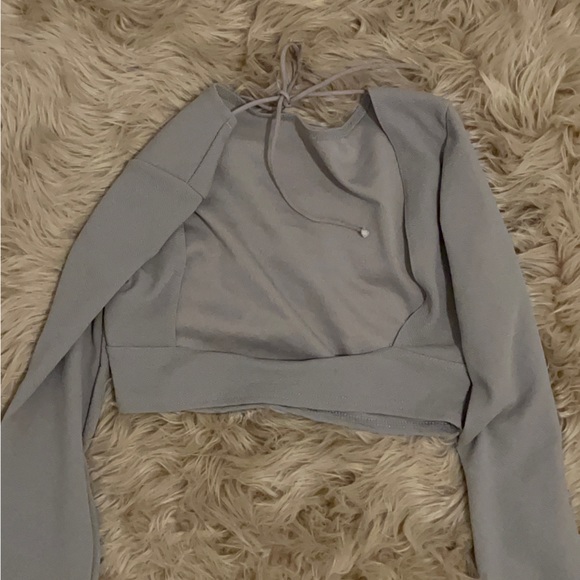 Pretty little thing longs sleeve, backless, cropped top - Picture 2 of 3